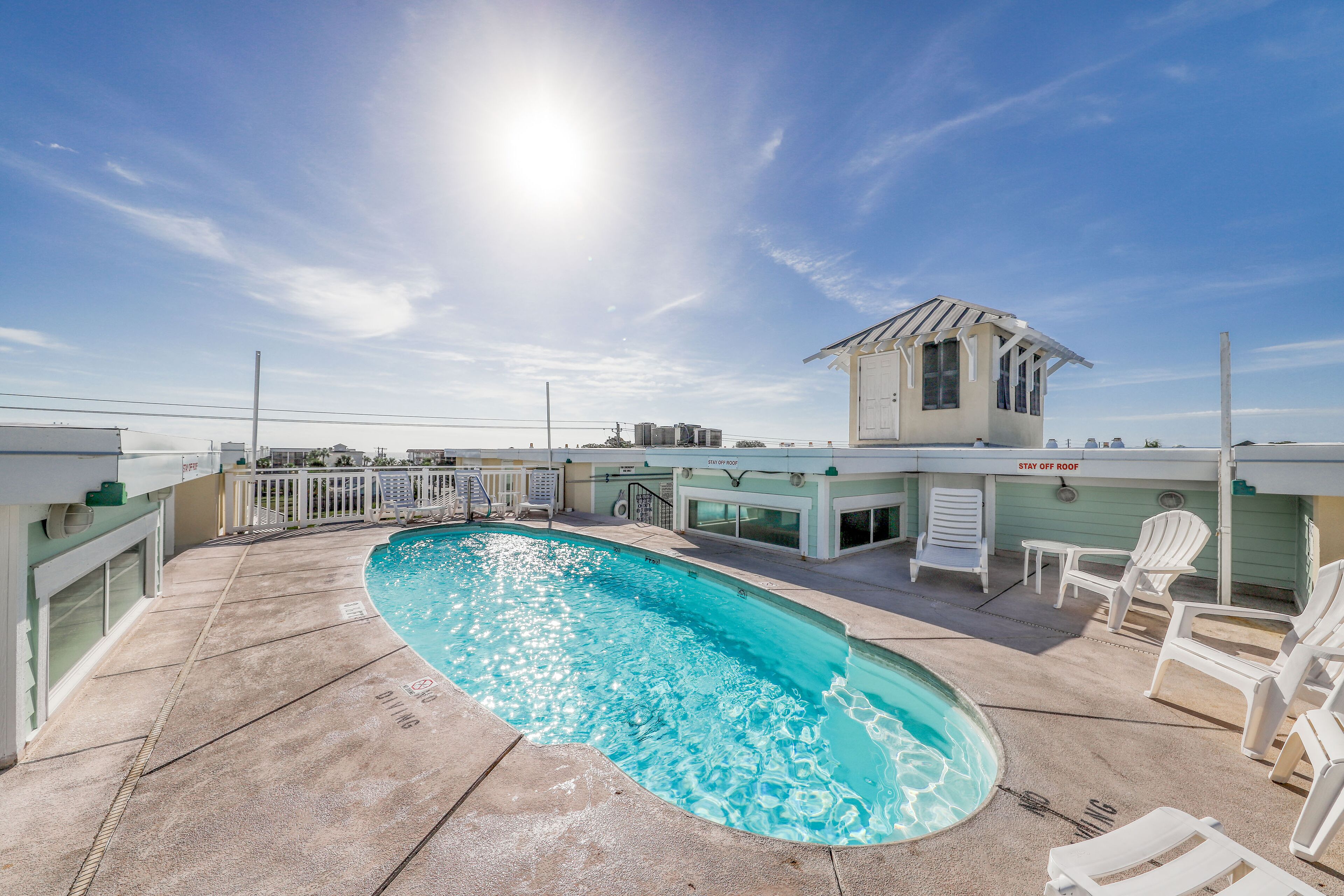 Splendid, dog-friendly condo with rooftop pool & balcony - walk to the beach