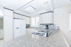 Køleskab, mikrobølgeovn, ovn, kogeplade