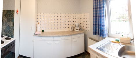 Een koelkast, een microgolfoven, een oven, een vaatwasser