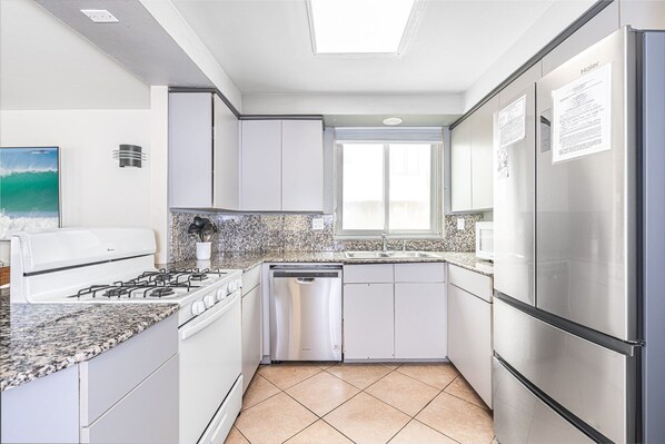 Refrigerador, microondas, horno y parrilla de estufa 