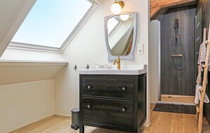 Shower - Awesome home in Stavele with WiFi (Stavele)
