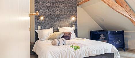 4 bedrooms, travel cot, free WiFi