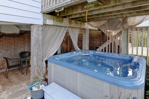 Outdoor spa tub - 5714- Whalebone Villa, | Semi-Oceanfront | South Nags Head | Sleeps 12 (Nags Head)