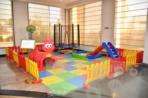 Zona de juegos infantil cubierta