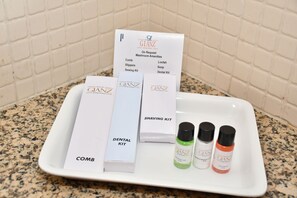 Deluxe Room | Bathroom | Shower, rainfall showerhead, free toiletries, hair dryer