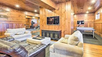 Télévision, cheminée, table de tennis de table, livres