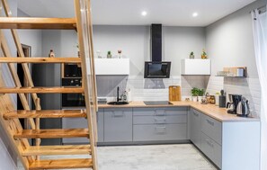 Réfrigérateur, plaque de cuisson, lave-vaisselle, cafetière/bouilloire