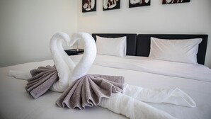 Un llit ben fet amb una estova amb forma de cigne.