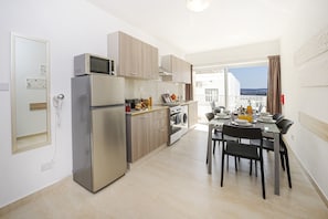 Fridge, microwave, oven, stovetop - Summer Breeze Comfort Apartment (Il-Mellieha)