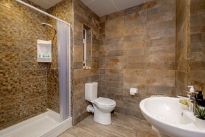 Dusj, hårføner og håndklær