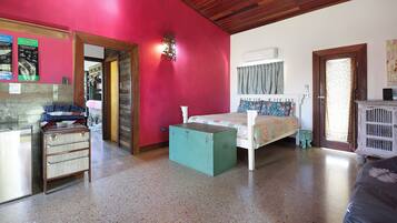 2 makuuhuonetta, silitysrauta/-lauta, ilmainen Wi-Fi, vuodevaatteet