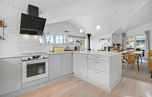 Kühlschrank, Mikrowelle, Herdplatte, Geschirrspüler