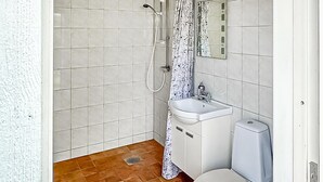 A small bathroom with a shower, sink, and toilet. - Lovely home in Vimmerby with WiFi (Vimmerby)