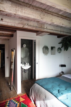 13 slaapkamers, een bureau, een strijkplank/strijkijzer, reisbedje