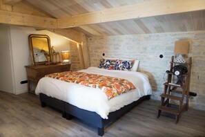 13 makuuhuonetta, työpöytä, silitysrauta/-lauta, vauvan matkasänky