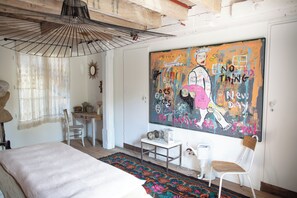 13 slaapkamers, een bureau, een strijkplank/strijkijzer, reisbedje