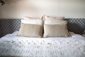 13 habitaciones, escritorio y tabla de planchar con plancha
