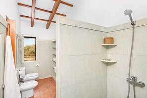 Bañera, secador de pelo, bidé y toallas