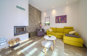 TV, fireplace - 3 bedroom nice home in Risika (Risika)