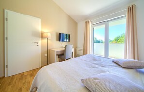 3 bedrooms, in-room safe, free WiFi, bed sheets