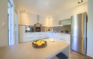 Fridge, microwave, stovetop, dishwasher