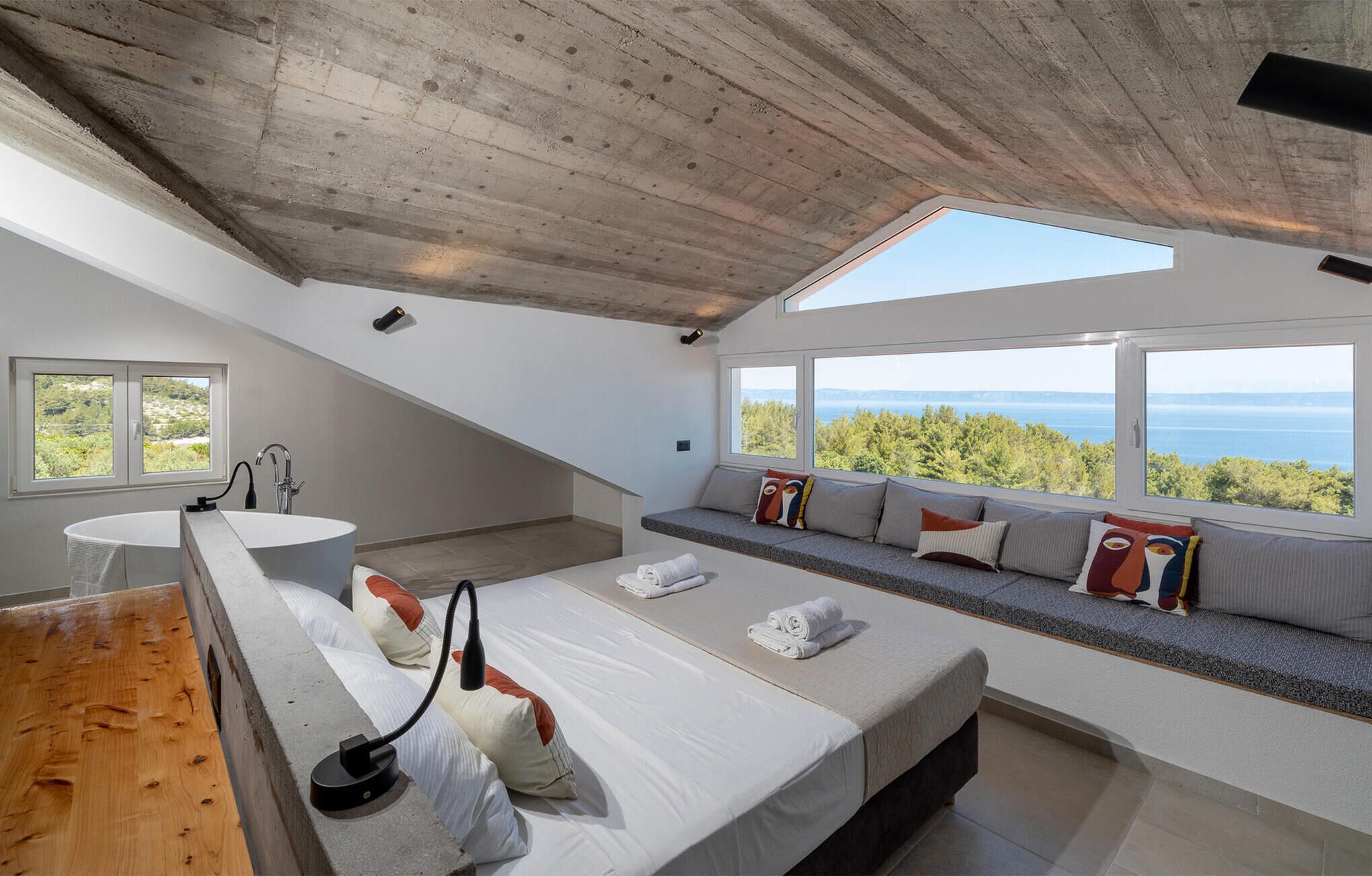 5 makuuhuonetta, tallelokero huoneessa, vauvan matkasänky