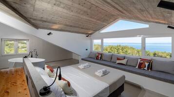 5 makuuhuonetta, tallelokero huoneessa, vauvan matkasänky