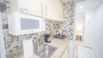 Refrigerador, microondas, parrilla de estufa y cafetera y tetera