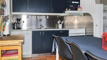 Frigorífic, placa de cuina, rentaplats i cafetera i tetera