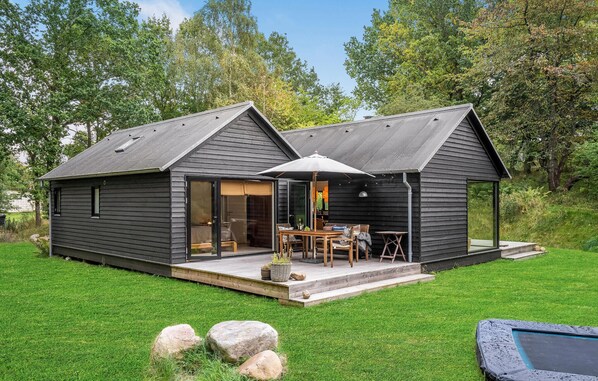 Outdoor dining - Stunning home in Fårevejle with kitchen (Fårevejle)