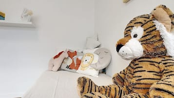 4 bedrooms, travel crib, free WiFi, bed sheets