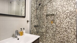 Badewanne, Haartrockner, Handtücher