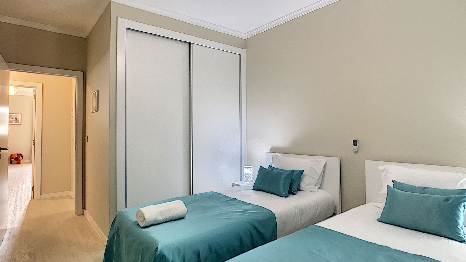 3 habitaciones, tabla de planchar con plancha y cuna de viaje 