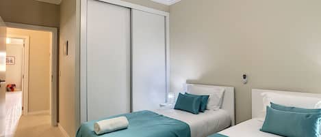 3 habitaciones, tabla de planchar con plancha y cuna de viaje