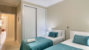 3 chambres, fer et planche à repasser, lit de bébé portatif