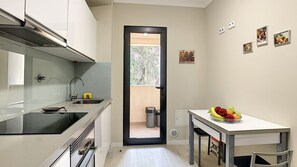 Réfrigérateur, four à micro-ondes, un four, surface de cuisson