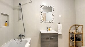 Bañera, secador de pelo y toallas