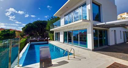 Villa Madeira by LovelyStay
