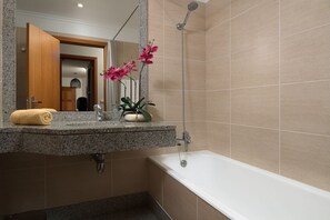 Bathtub, towels