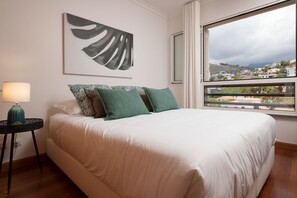 3 bedrooms, travel cot, free WiFi, bed sheets - Vista Monumental - Three Bedroom Apartment, Sleeps 6 (Funchal)