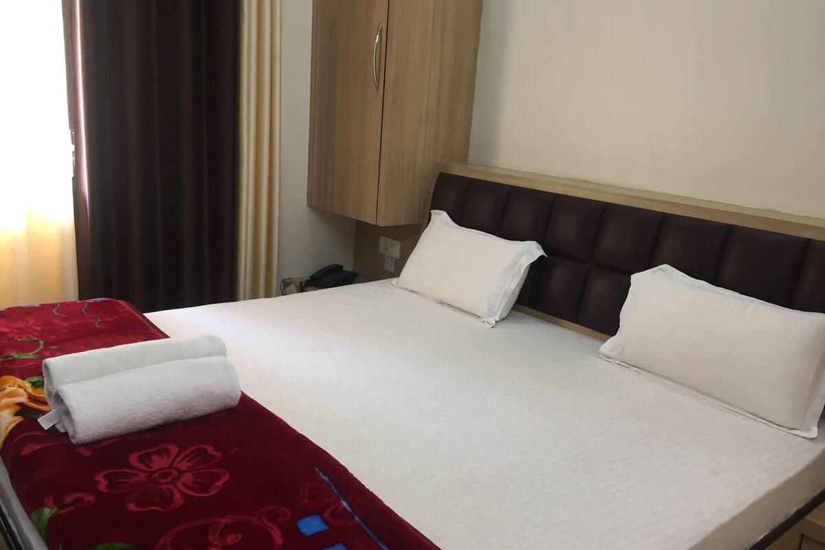 In-room safe, soundproofing, iron/ironing board, free WiFi