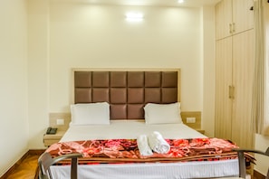 In-room safe, soundproofing, iron/ironing board, free WiFi