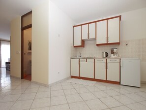 Refrigerador, placa de cocina, cafetera/tetera, utensilios de cocina
