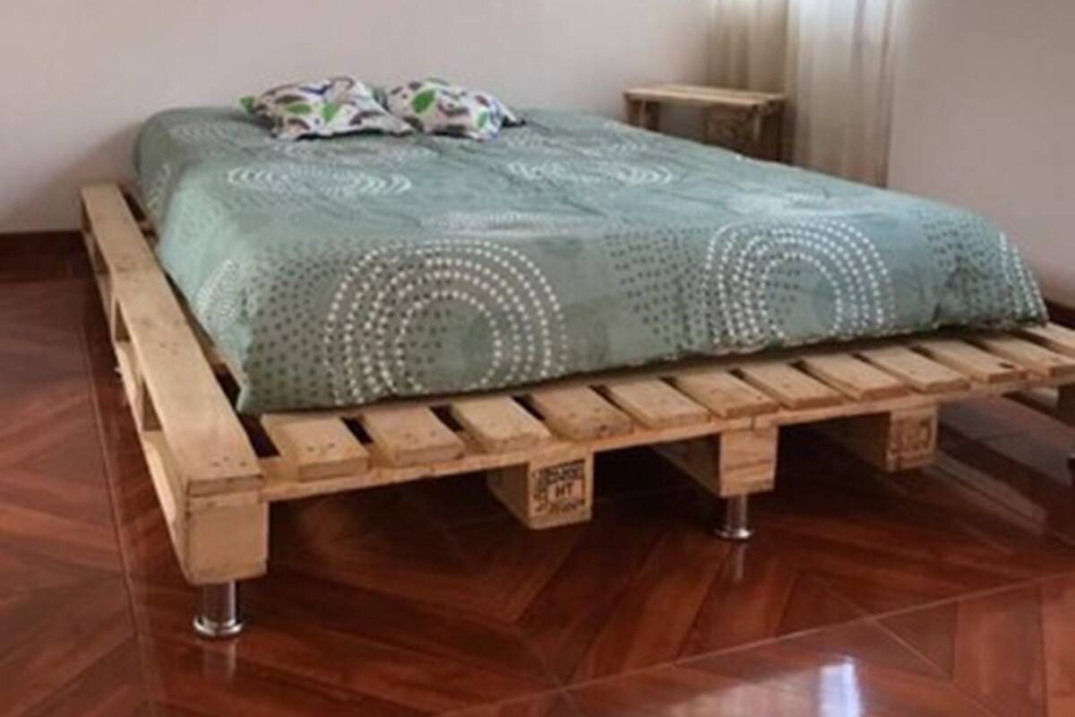 Tabla de planchar con plancha, wifi gratis y ropa de cama