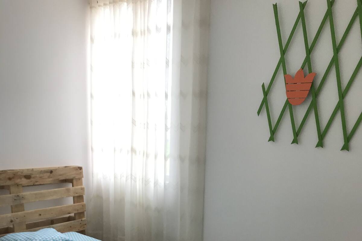 Habitación individual | Tabla de planchar con plancha, wifi gratis y ropa de cama