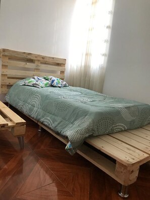 Habitación individual | Tabla de planchar con plancha, wifi gratis y ropa de cama