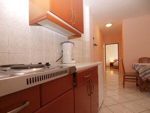 Refrigerador, placa de cocina, cafetera/tetera, utensilios de cocina