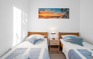 3 bedrooms, travel cot, free WiFi, bed sheets - Gorgeous home in Tinj (Tinj)