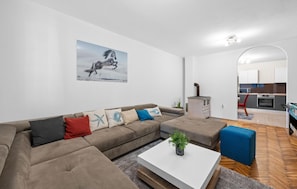 Smart TV, table football, ping pong - Gorgeous home in Tinj (Tinj)