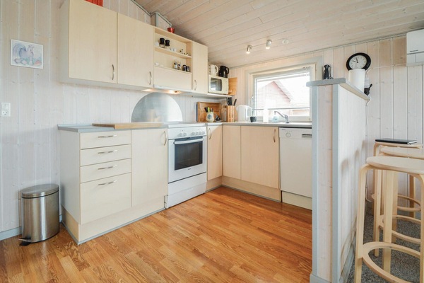 Een koelkast, een kookplaat, een vaatwasser